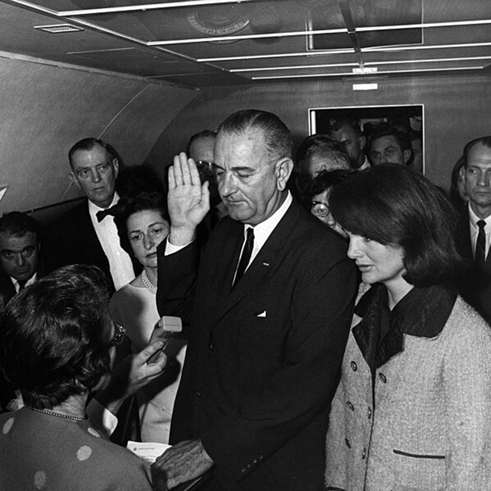 Vize Johnson wird an Bord der Air Force One zum neuen Präsidenten vereidigt.