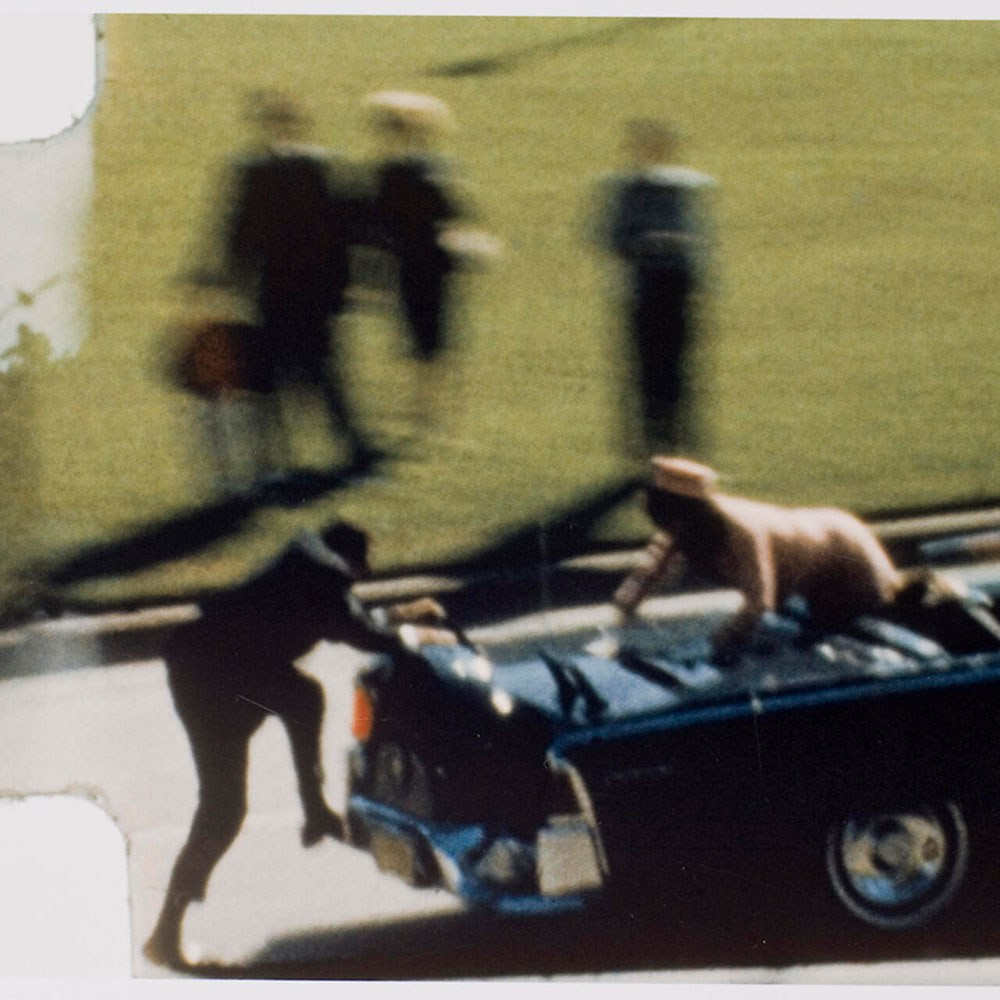Ausschnitt aus dem «Zapruder-Film». Jacqueline Kennedy greift nach einem Schädelstück ihres Mannes.