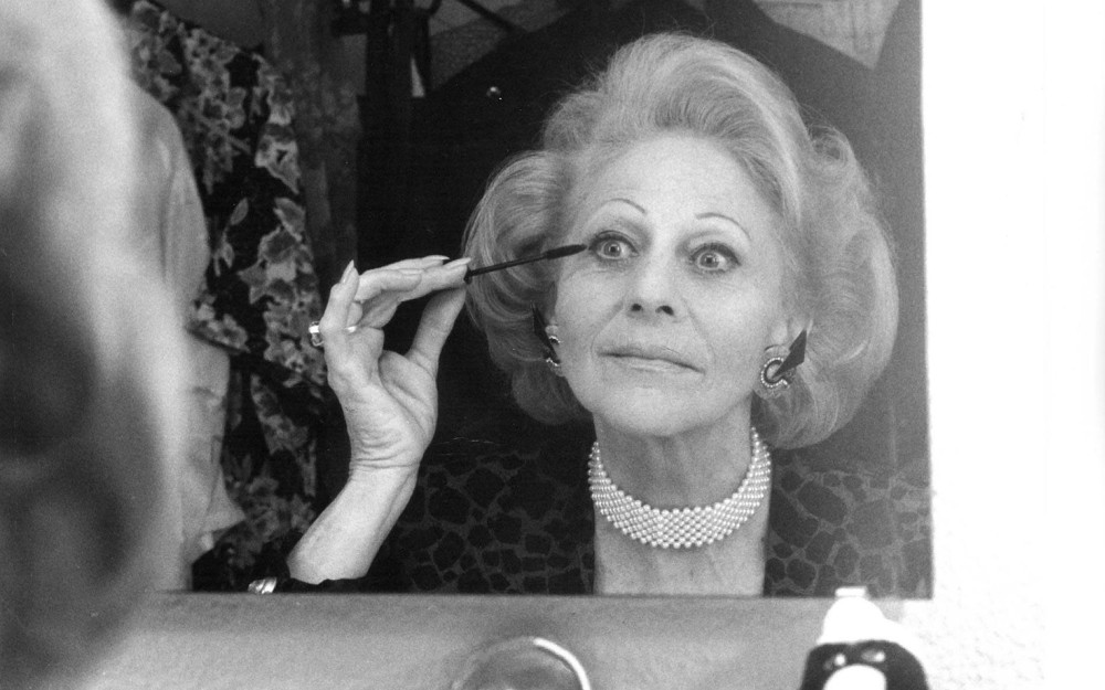 Garderobenleben. Hedy Kaufmann beim Schminken. 1990er Jahre.