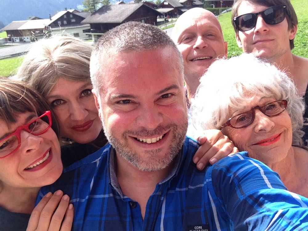 Hedy Kaufman, ganz rechts in «Tatort Jungfrau», 2016, mit Rahel Valdivieso, Elena Mpintsis, Peter Denlo, Roland Duppenthaler und Michael Fuchs.