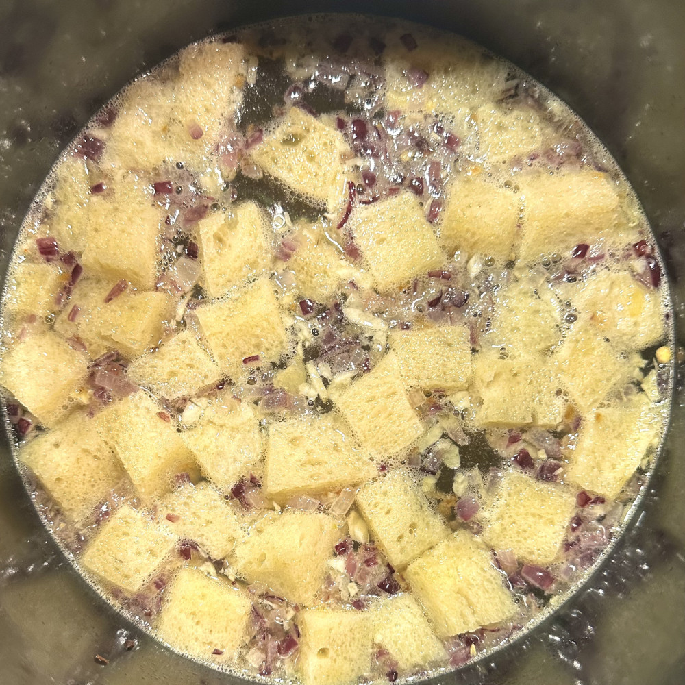 Zwiebeln und Knoblauch geben der Biersuppe feinen Geschmack.