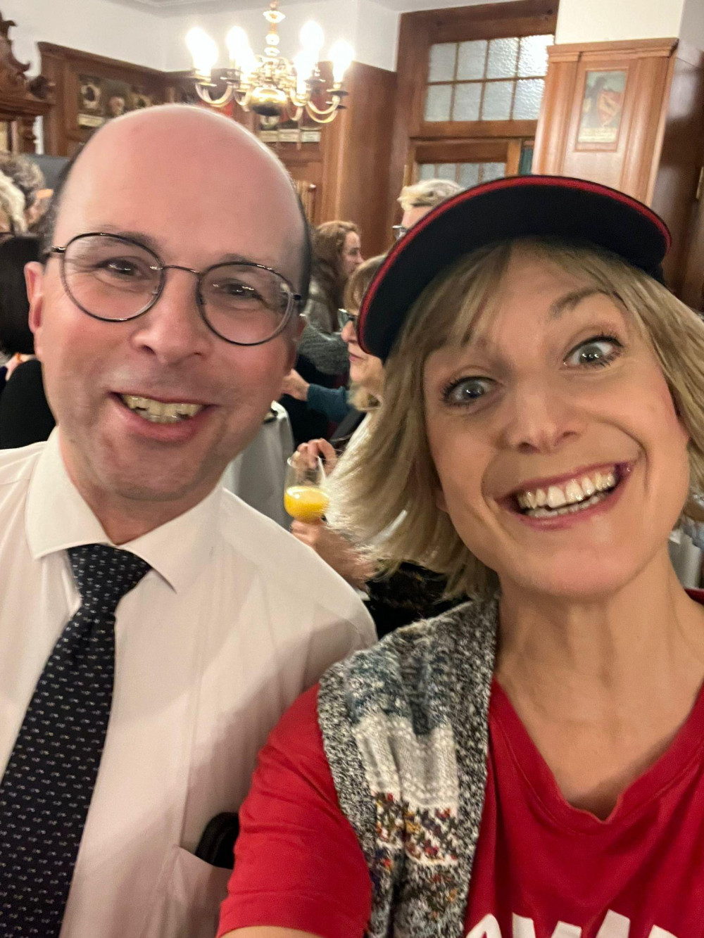 Dr. Yves Bichsel, Generalsekretär UVEK, mit Schauspielerin Angela Hunkeler.