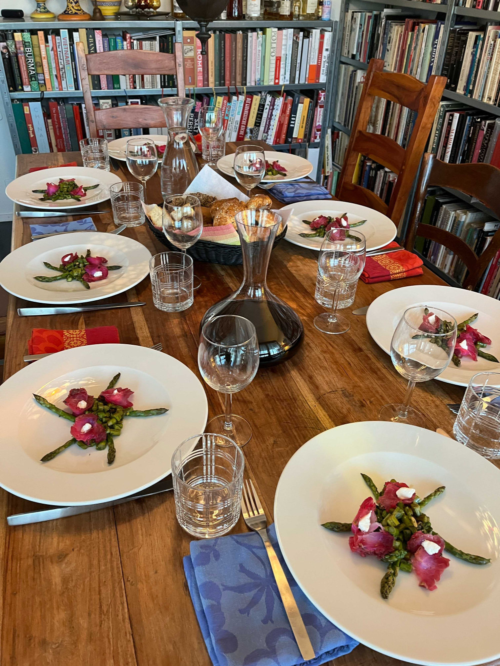 Dann bat ich zu Tisch. Erster Gang: Spargelsalat mit gebeiztem Kabeljau.