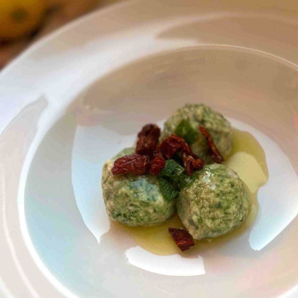 Zweiter Gang: Gnudi mit getrockneten Tomaten und Salbeibutter.