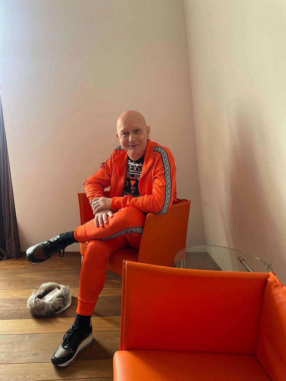 Kurze Pause im Zimmer. Perücke am Boden... «Spurlos verschwunden», 2024.